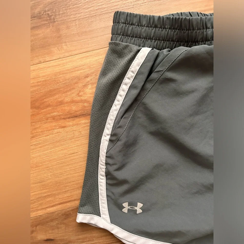 Under Armour Heat gear Womens Medium Gray Elastic Waist Lined Running Shorts‎
